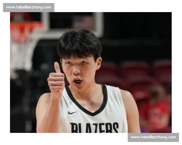 杨瀚森 17 分钟 16 分后撸串：女友作伴，开拓者队友跟着学中文